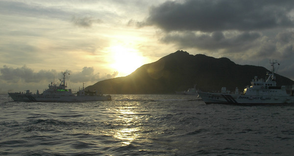 中國海警船進入「釣魚台12海浬」巡航，日方海上阻撓較勁。（圖／達志影像／美聯社）