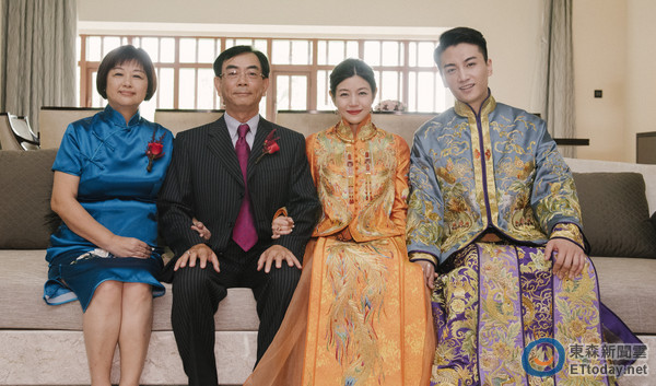 陳妍希、陳曉北京婚禮，跟雙方父母合影。（圖／柴視覺CHAISATUDIO提供）