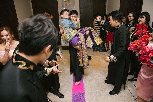 陳曉、陳妍希北京婚禮，跟伴郎團伴娘團、雙方父母合影。（圖／柴視覺CHAISATUDIO提供）