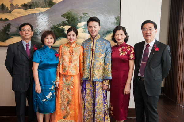 陳曉、陳妍希北京婚禮，跟伴郎團伴娘團、雙方父母合影。（柴視覺CHAISATUDIO提供）
