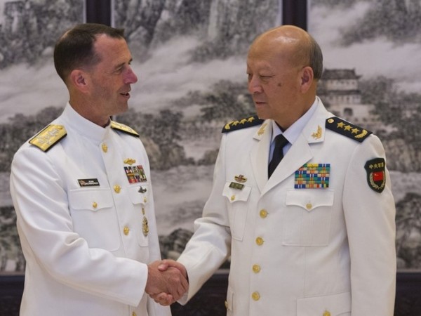 中國海軍司令員吳勝利於北京接見美國海軍作戰部長李察遜（Admiral John Richardson）。（圖／翻攝自觀察者網）