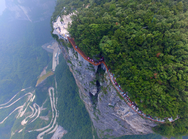 湖南省張家界天門山風景區的「盤龍崖玻璃棧道」8月1日開通迎客。（圖／CFP）