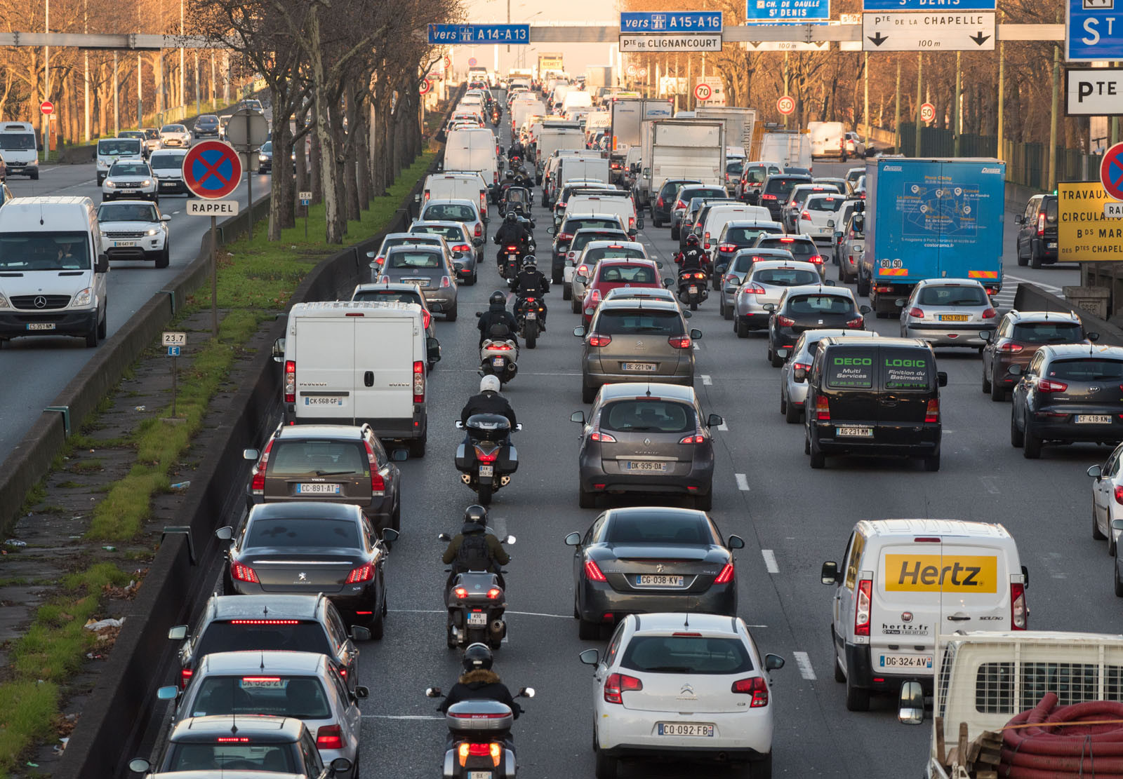 還在吵重機上國道？加州鑽車縫都要合法了！（圖／達志影像／美聯社）