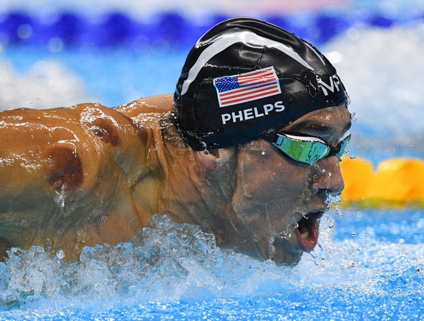 ▲▼擁有「飛魚」美名、31歲美國游泳好手麥可·菲爾普斯（Michael Phelps）拔罐照。（圖／達志影像／美聯社）