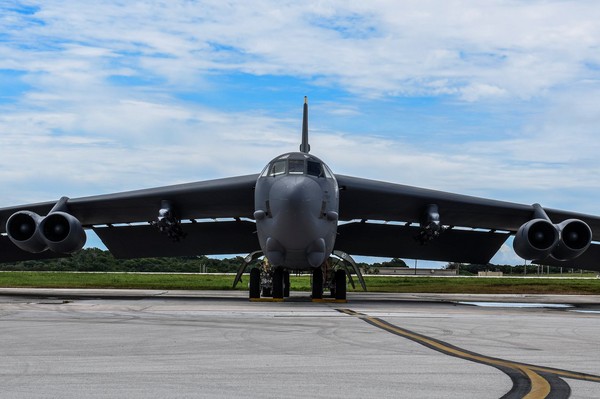 B-52的機身细長，採用傳統的全金屬半硬殼設計。（圖／翻攝自United States Air Force臉書）