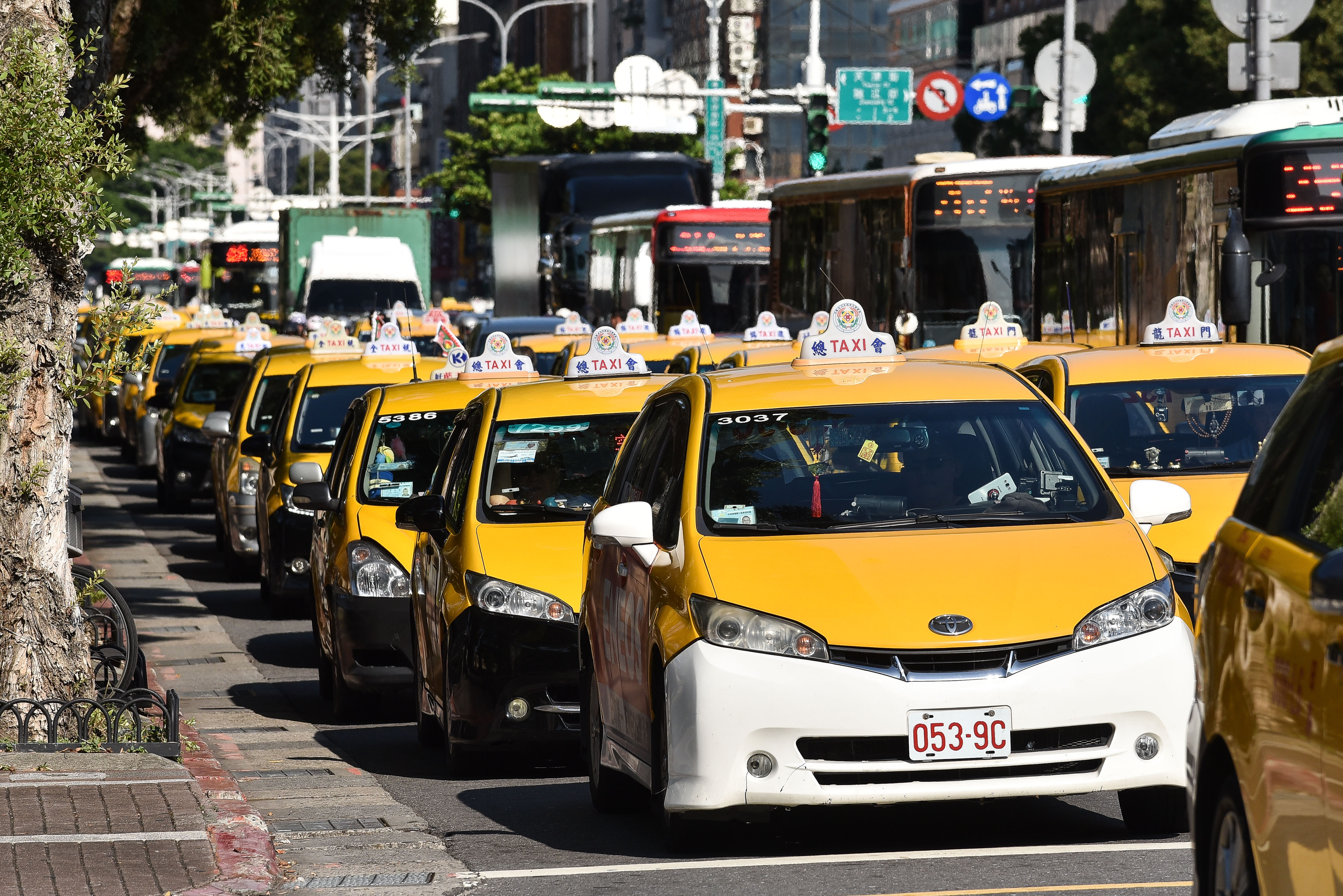 計程車繞行行政院抗議Uber。（圖／記者李毓康攝）