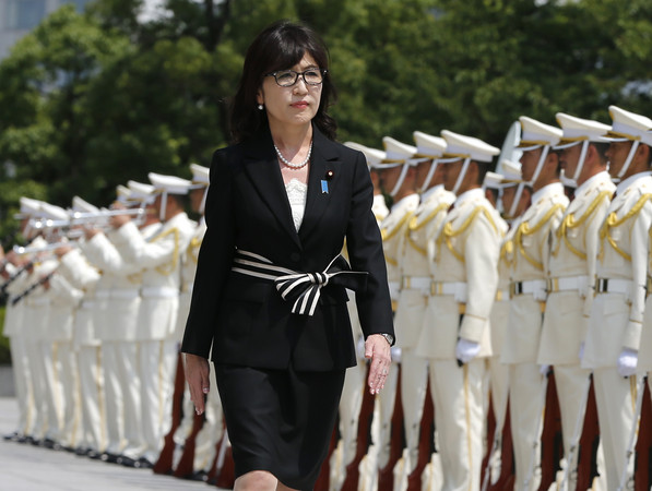 防衛大臣稻田朋美上任的第一天，在自衛隊總部檢閱儀隊時的留影。（圖／達志影像／美聯社）
