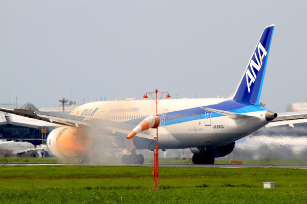 全日空波音787客機發動機燃燒　成田機場封閉跑道1小時。（圖／翻攝自flyteam）