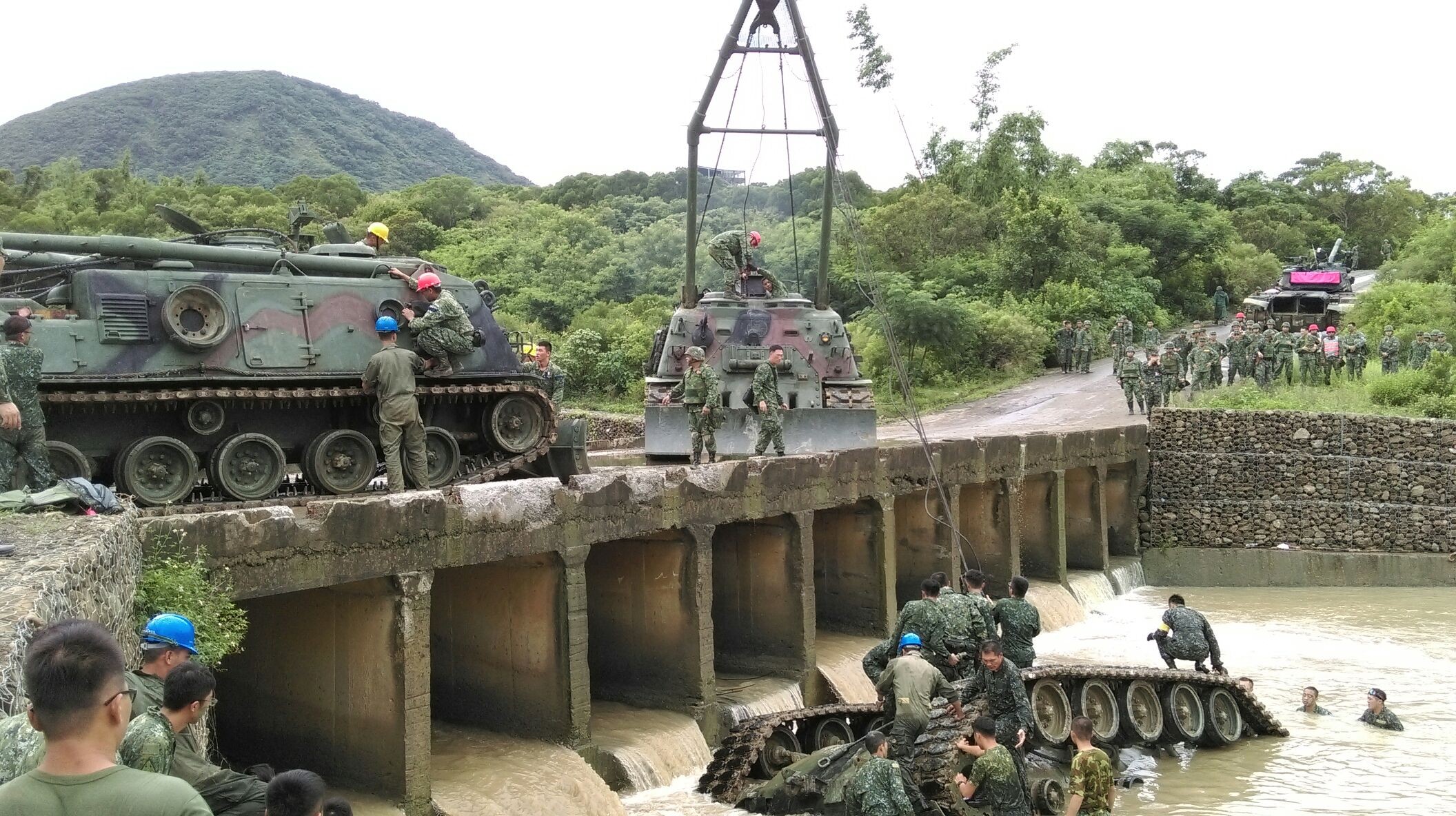 ▲陸軍564旅一輛CM11戰車發生墜溪意外。（圖／國防部提供）
