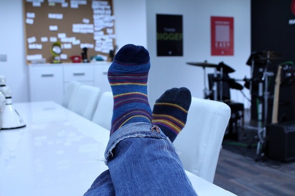 腳臭。（圖／取自Librestock）https://www.pexels.com/photo/table-relax-socks-drums-69315/