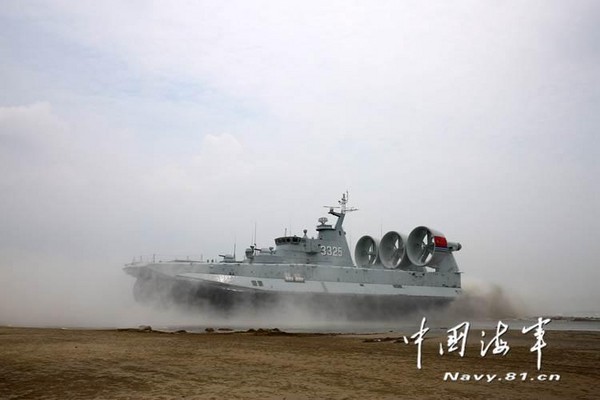 野牛氣墊艇沖灘登陸。（圖／翻攝自中國海軍網）