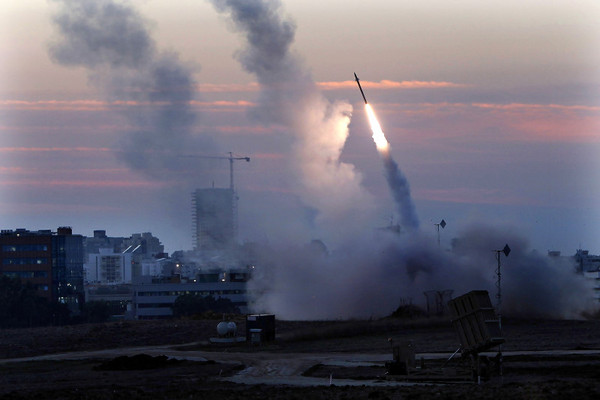 以色列轟炸加薩走廊，並啟動「鐵穹」反飛彈系統攔截巴勒斯坦激進組織發射的火箭。(圖／達志影像／美聯社)