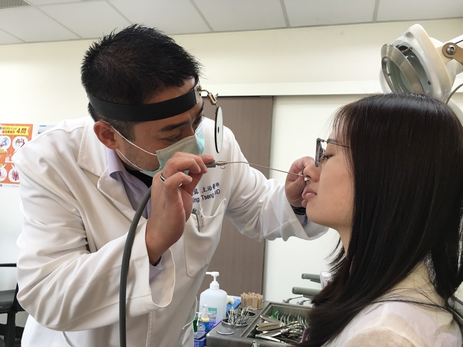 台北醫學大學附設醫院耳鼻喉科主治曾德銘,耳鼻喉科看診,檢查鼻竇炎。（圖／北醫附醫提供）