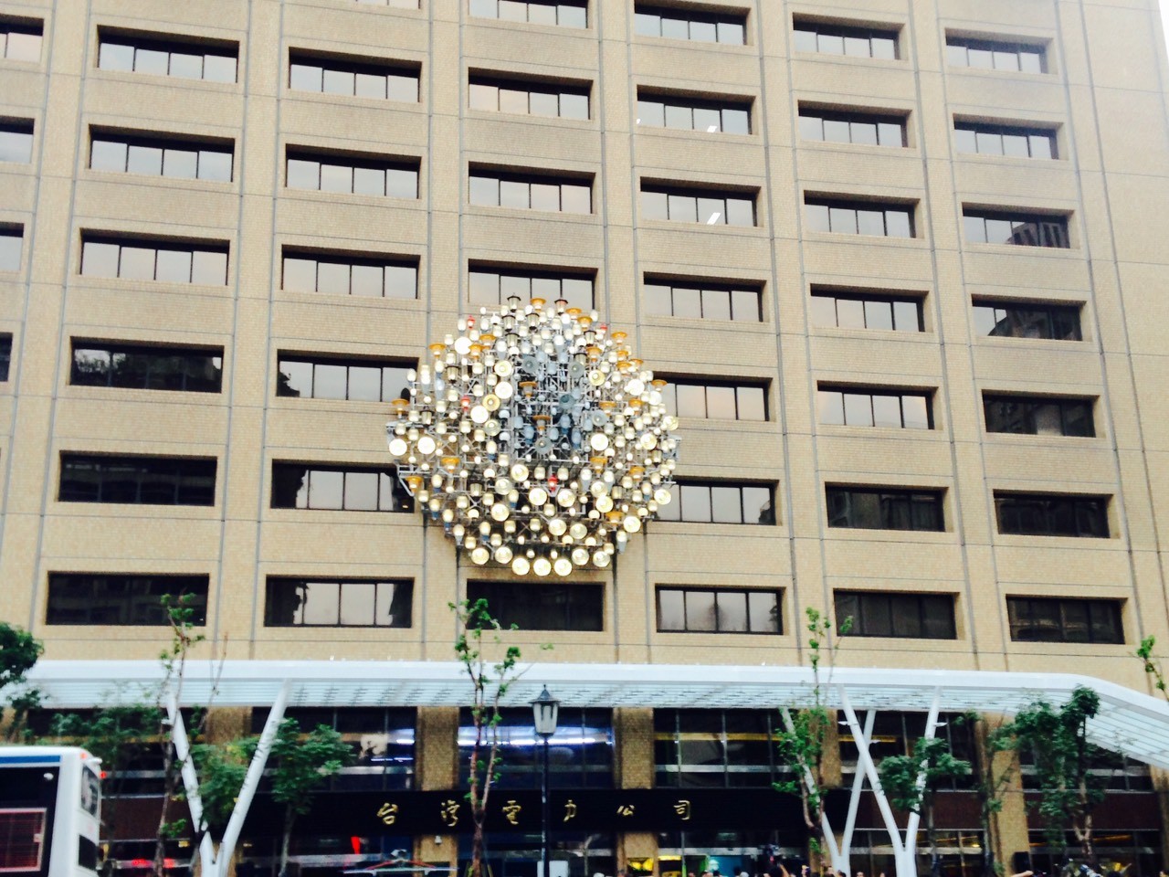 ▲台電「低碳開放空間」公共藝術計畫，將台電大樓周遭改頭換面。（圖／台電提供）