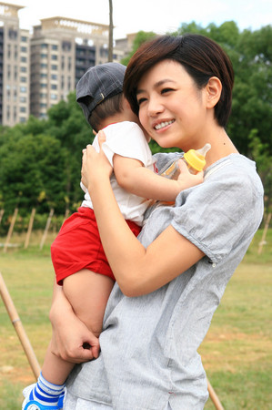 陳妍希擔任兒童福利聯盟棄養兒童募款代言人。