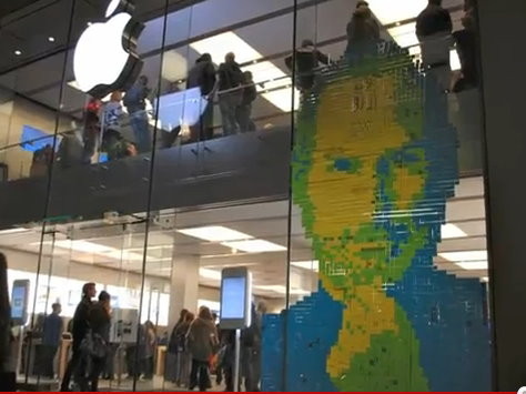 高達兩層樓的賈伯斯肖像,與本人一樣充滿傳奇魅力。(圖/取自YouTube)