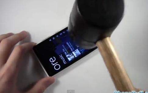 烏龜怕鐵槌，鐵槌怕Nokia Lumia 920。(圖／翻攝YouTube)  
