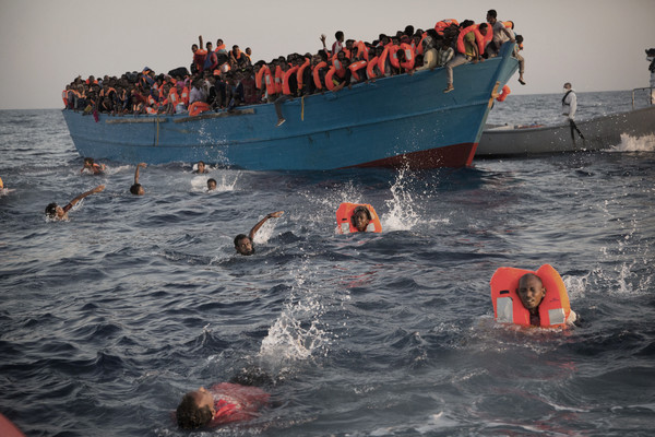 ▲義大利在利比亞外海單日救獲6500位難民。（圖／達志影像／美聯社）