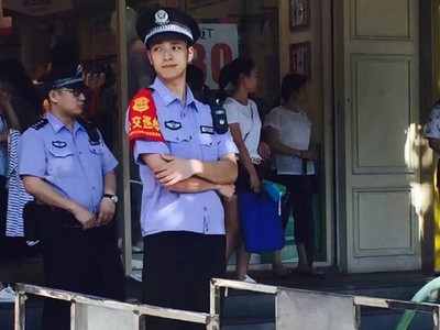 23歲反差感帥警出沒！女孩們紛紛自備手銬求收服❤