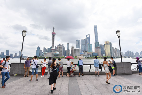 上海外灘,旅遊景點,歷史建築,文化景觀,遊客,觀光。（圖／記者李毓康攝）