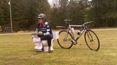 單車環島必有回憶…牽車進廁所，蹲個馬桶驚見大法師