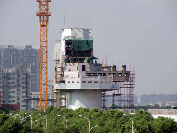 大陸網友在武漢附近拍攝到疑似中國國產002航母艦島建築的照片。（圖／翻攝自大陸網站）