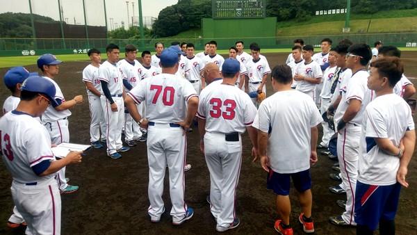 ▲U23中華隊赴日移地訓練，克魯茲教練賽後指導。（圖／中華棒協提供）