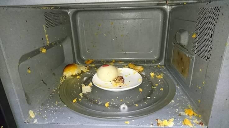 「我的早餐爆炸了」蛋黃酥微波10秒…砰！化學老師解答。（圖／翻攝爆料公社）