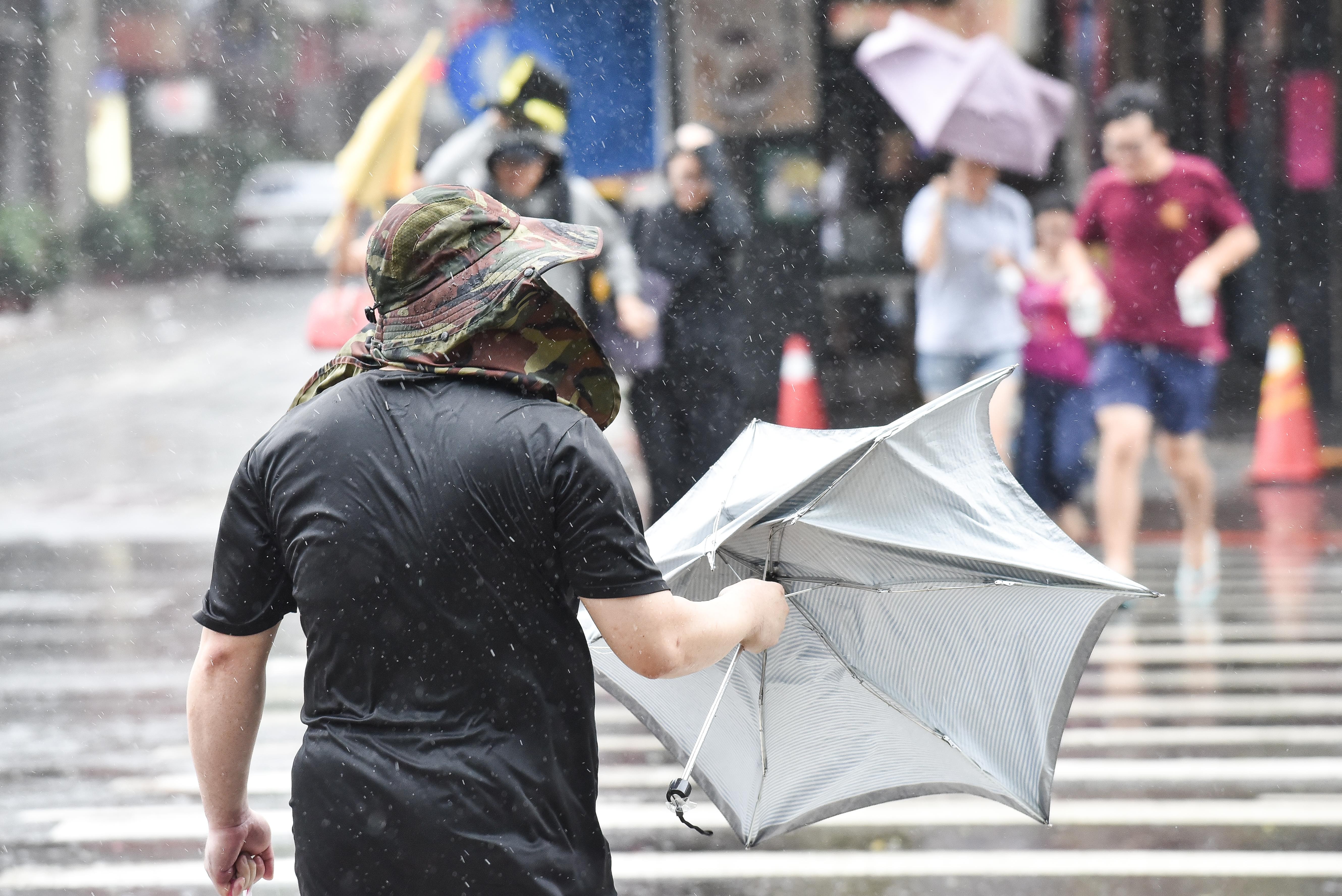 梅姬颱風,強風,暴雨,下雨,天氣,氣象,行人。（圖／記者李毓康攝）