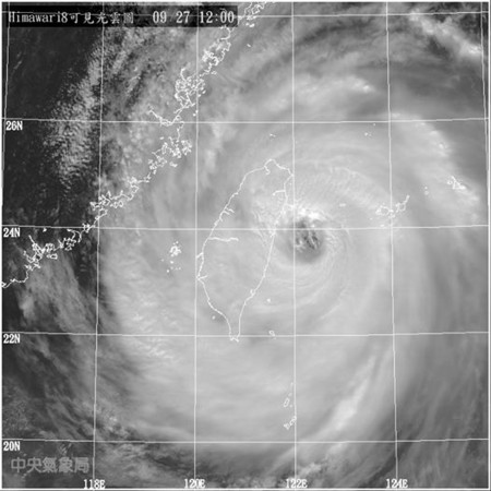 梅姬颱風眼牆雲系完全上陸。（圖／中央氣象局）