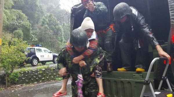 梅姬颱風來襲，各地的國軍救災。（圖／翻攝自國防部發言人粉絲專頁）