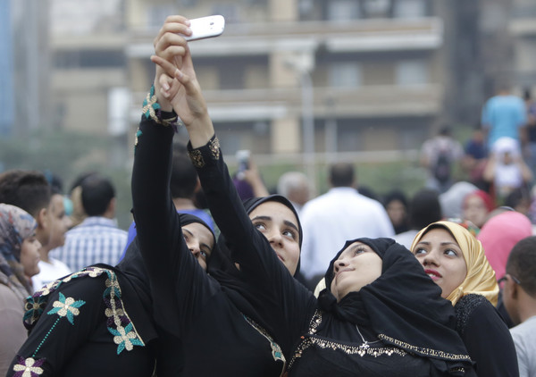 埃及女孩用手機自拍,穆斯林,面紗。（圖／達志影像／美聯社）