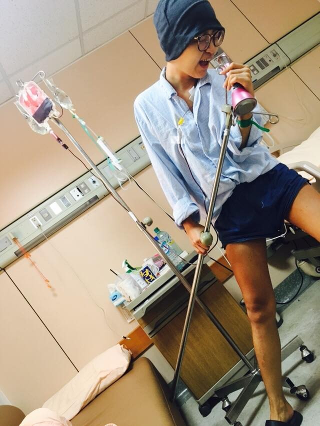 女網施柏薇罹癌接受化療，樂觀地在醫院高歌。（圖／翻攝「那個抗癌的幸福小女孩-薇薇」臉書粉專）