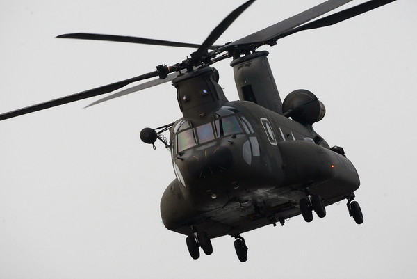 空軍S-70C救護直升機（藍色）、陸軍CH-47SD運輸直升機（黑色）、海軍陸戰隊兩棲偵搜大隊。（國防部提供）