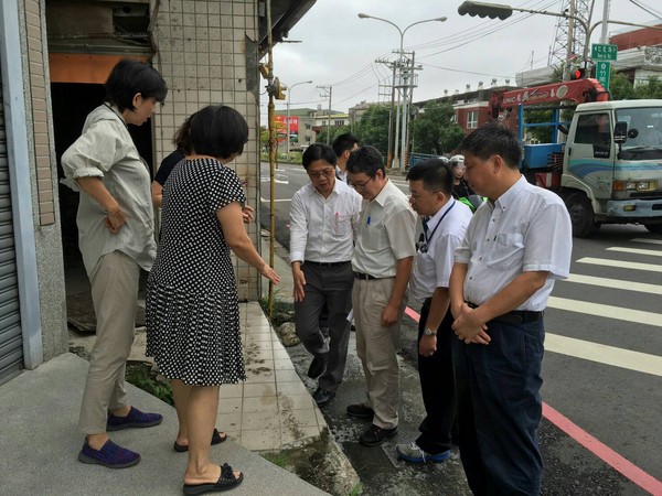 葉俊榮前往大埔說明重建張藥房。（圖／內政部提供）