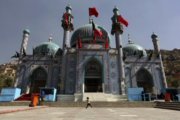 ▲阿富汗喀布爾的什葉派聖地薩基清真寺（Sakhi Shrine）遭到槍手攻擊。（圖／美聯社／達志影像）