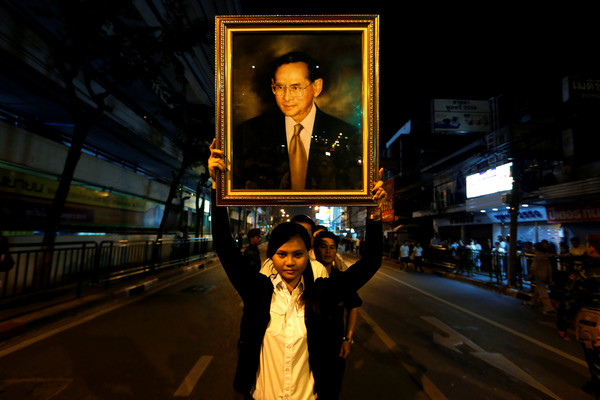 泰王過世，泰國停辦娛樂活動30天，全民哀悼。（圖／路透）