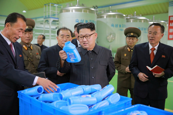 北韓（朝鮮）領導人金正恩視察肥皂工廠，指導工作笑容滿面