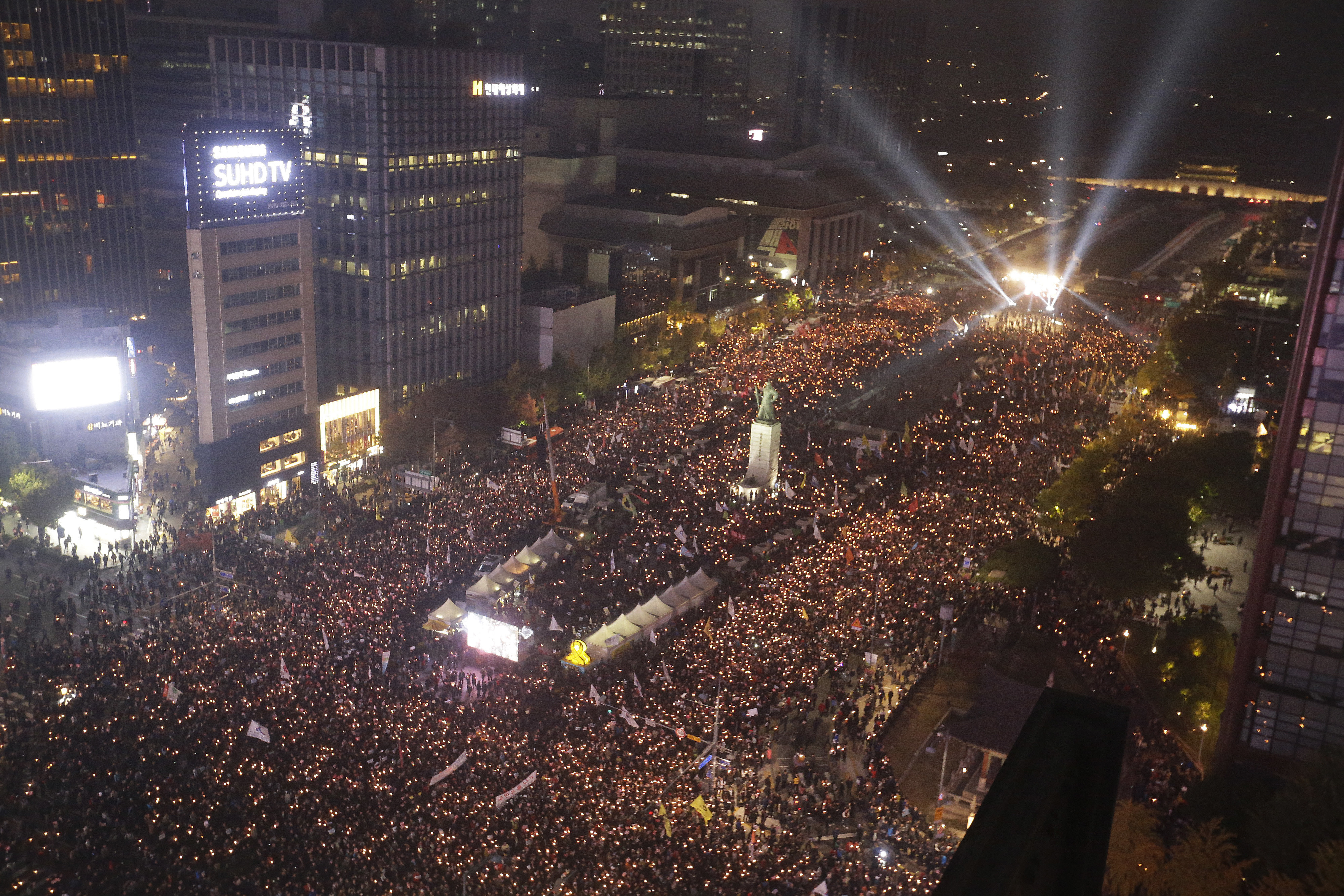 首爾10萬人上街頭，要求朴槿惠下台。（圖／達志影像／美聯社）