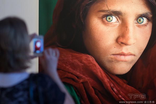▲阿富汗少女的照片是國家地理雜誌的代表性照片之一。（圖／達志影像）