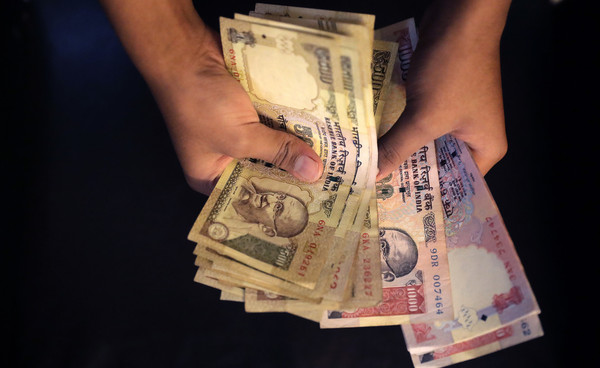 印度總理莫迪（Narendra Modi）8日晚上發表演講時，突然宣布500盧比與1000盧比兩款大面額鈔票。（圖／達志影像／美聯社）