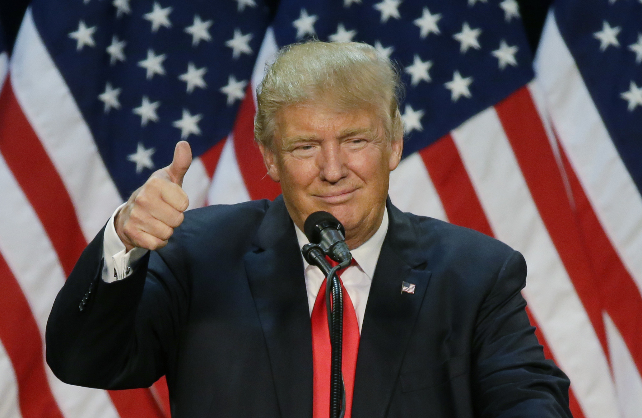 川普與艷妻梅蘭妮亞的合影。(圖／達志影像／美聯社）