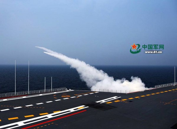 《中國軍網》紀實遼寧艦的最新演練畫面，除殲-15、直-8外，首度公開紅旗-10近程艦空導彈開火畫面，並同時亮相1130近防炮。（圖／翻攝自中國軍網）
