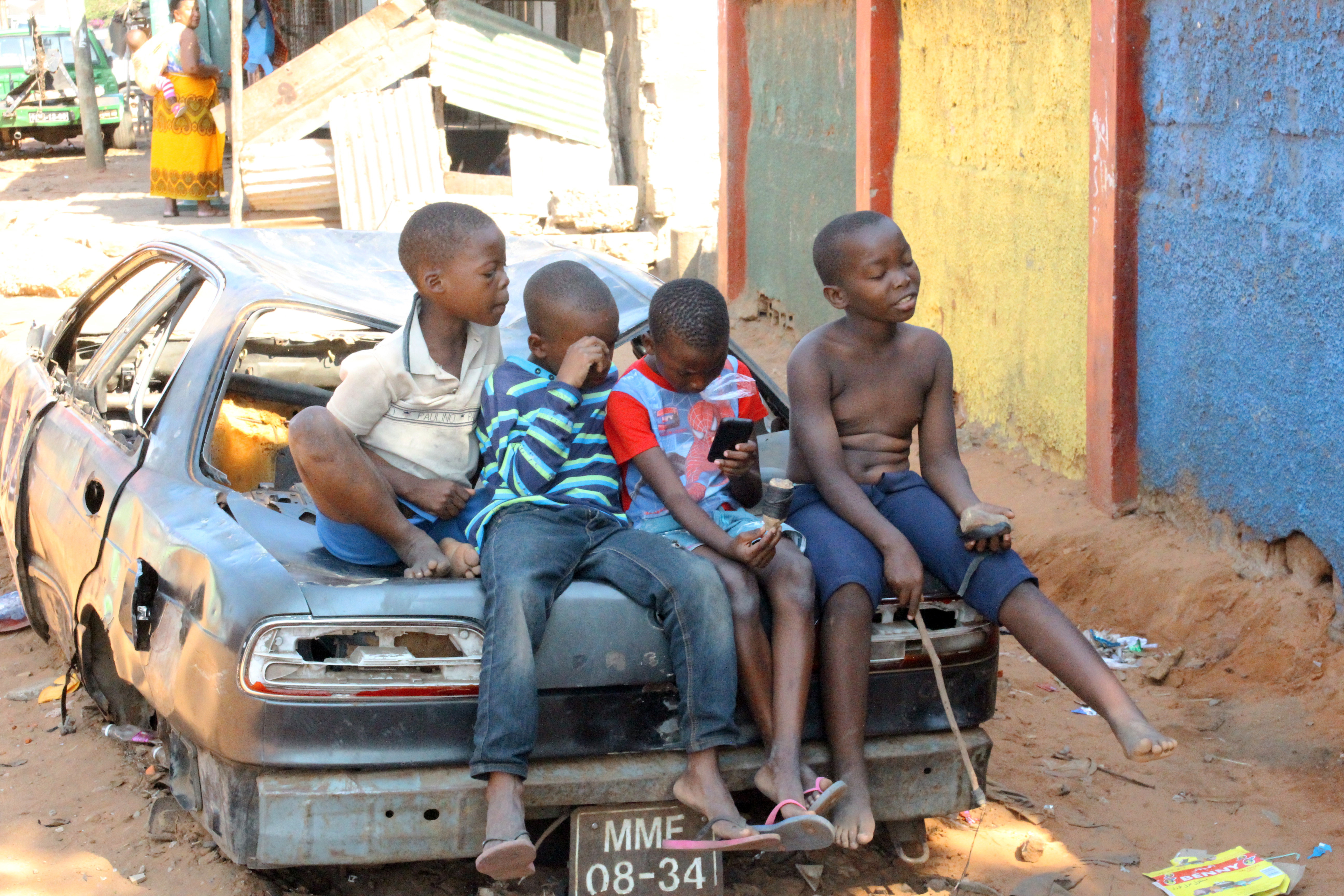 人口2400萬口的莫三比克是全球最極貧窮的國家之一。圖為首都馬布多街上的兒童。(圖／達志影像／美聯社）