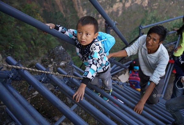 「懸崖村」藤梯改建鋼梯　孩子上學的路..還是很可怕！（圖／騰訊、新京報）