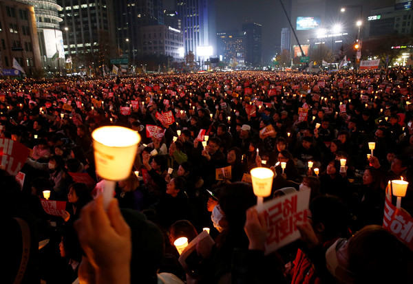 首爾11月19日第四次反朴槿惠燭光晚會。（圖／路透社）