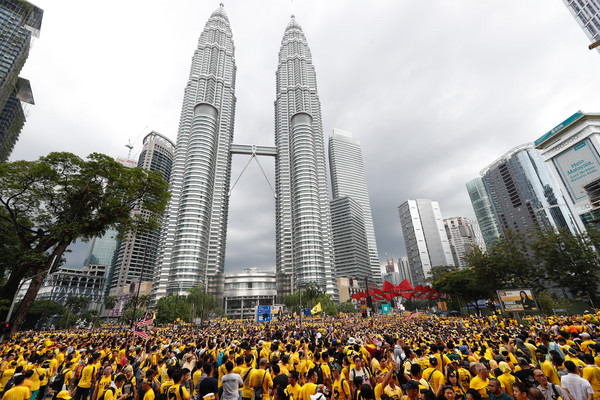馬來西亞民眾19日舉行盛大示威活動，抗議總理納吉(Najib Razak)。（圖／達志影像／美聯社）