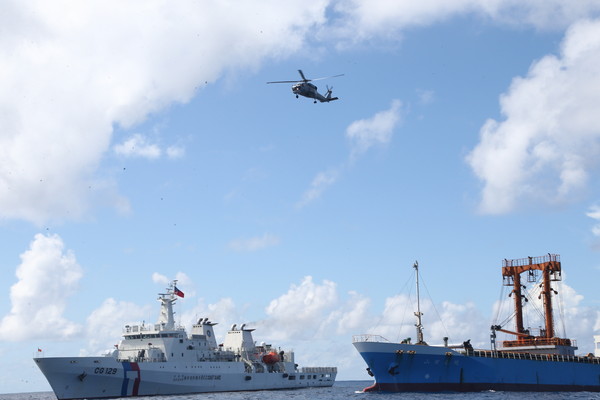 海巡署與相關部會在南沙太平島海域進行「南援一號操演」。（圖／行政院海巡署提供）