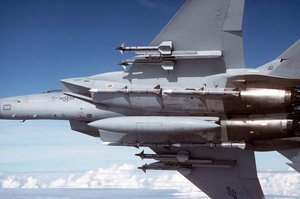 美軍F-15掛載4枚AIM-120的機腹照。（圖／翻攝自維基百科）