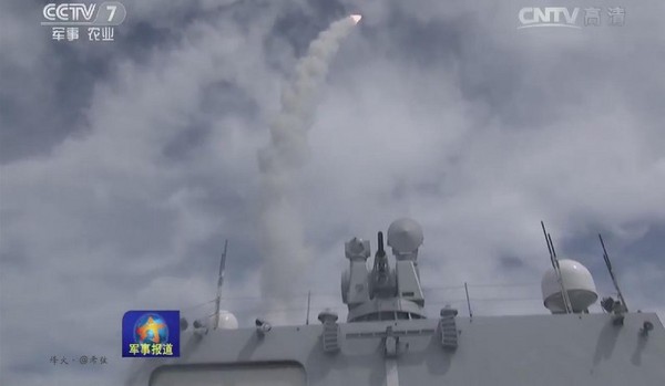 《央視》在「改革強軍一周年」專題報導中，曝光了054A護衛艦垂直發射海紅旗-16成功攔截來襲目標畫面。（圖／翻攝自央視）